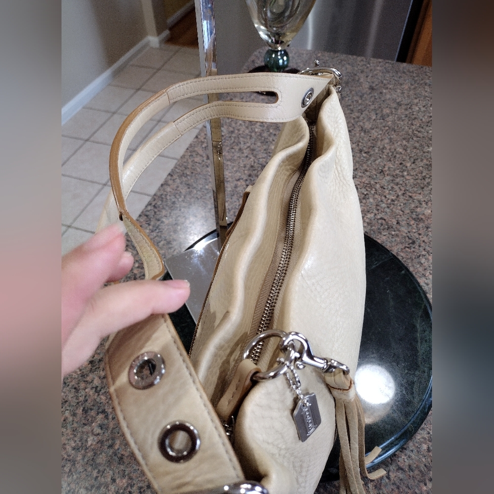 Coach East West Tassel Pebble leather beige Shoulder bag - Picture 8 of 17